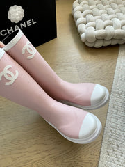 Seamless rain boots