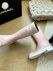 Seamless rain boots