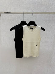 Solid color simple round neck knitted vest