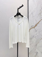 Chanel / 26 Early Autumn New V-Neck Base Shirt