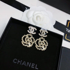 CHANEL 26S DOUBLE C LOGO PEARL HEART DROP EARRINGS WITH CRYSTAL DETAIL IN GOLD METAL 633326