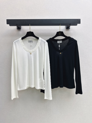 Chanel / 26 Early Autumn New V-Neck Base Shirt