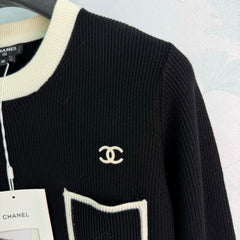 Chanel / 26 Early Autumn New Classic Black and White Contrast Knit Sweater