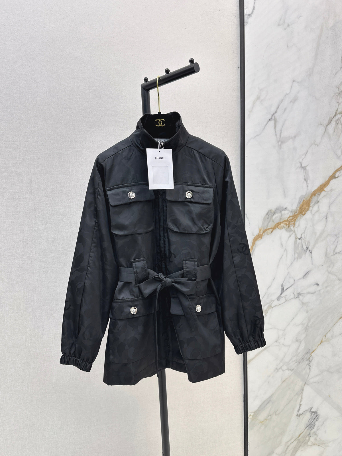 Stand-up collar, waist-cinching jacket