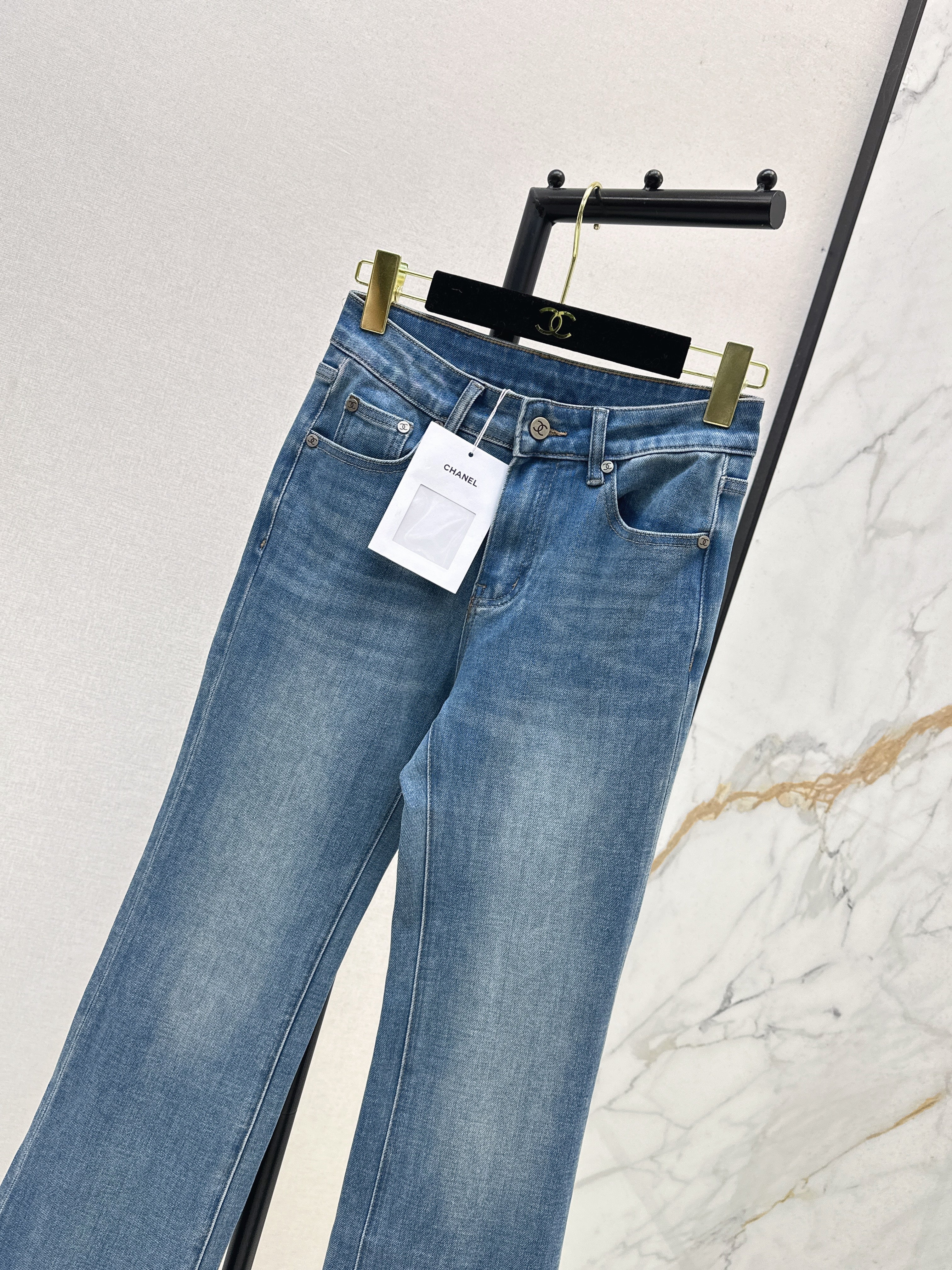 Versatile, minimalist, casual flared jeans.