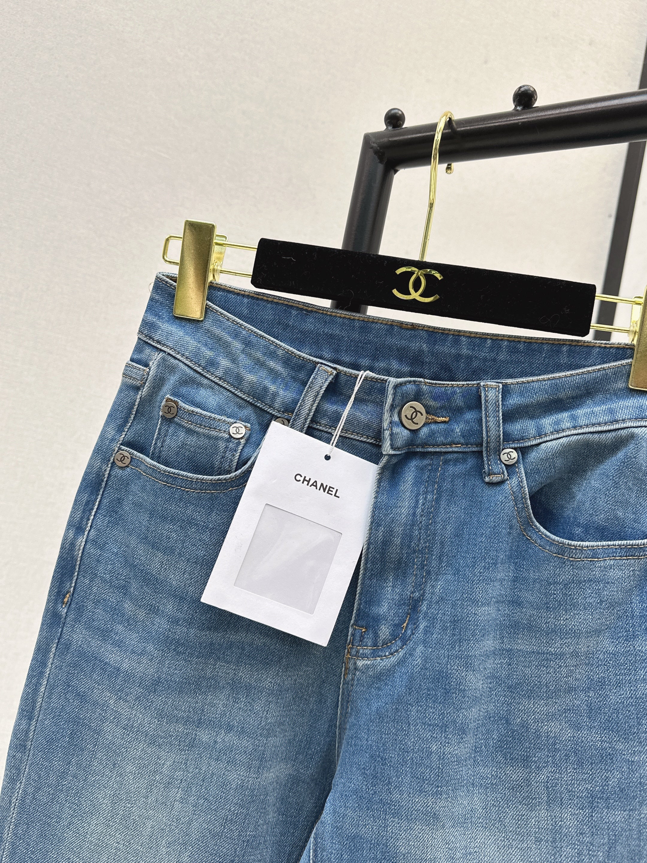 Versatile, minimalist, casual flared jeans.