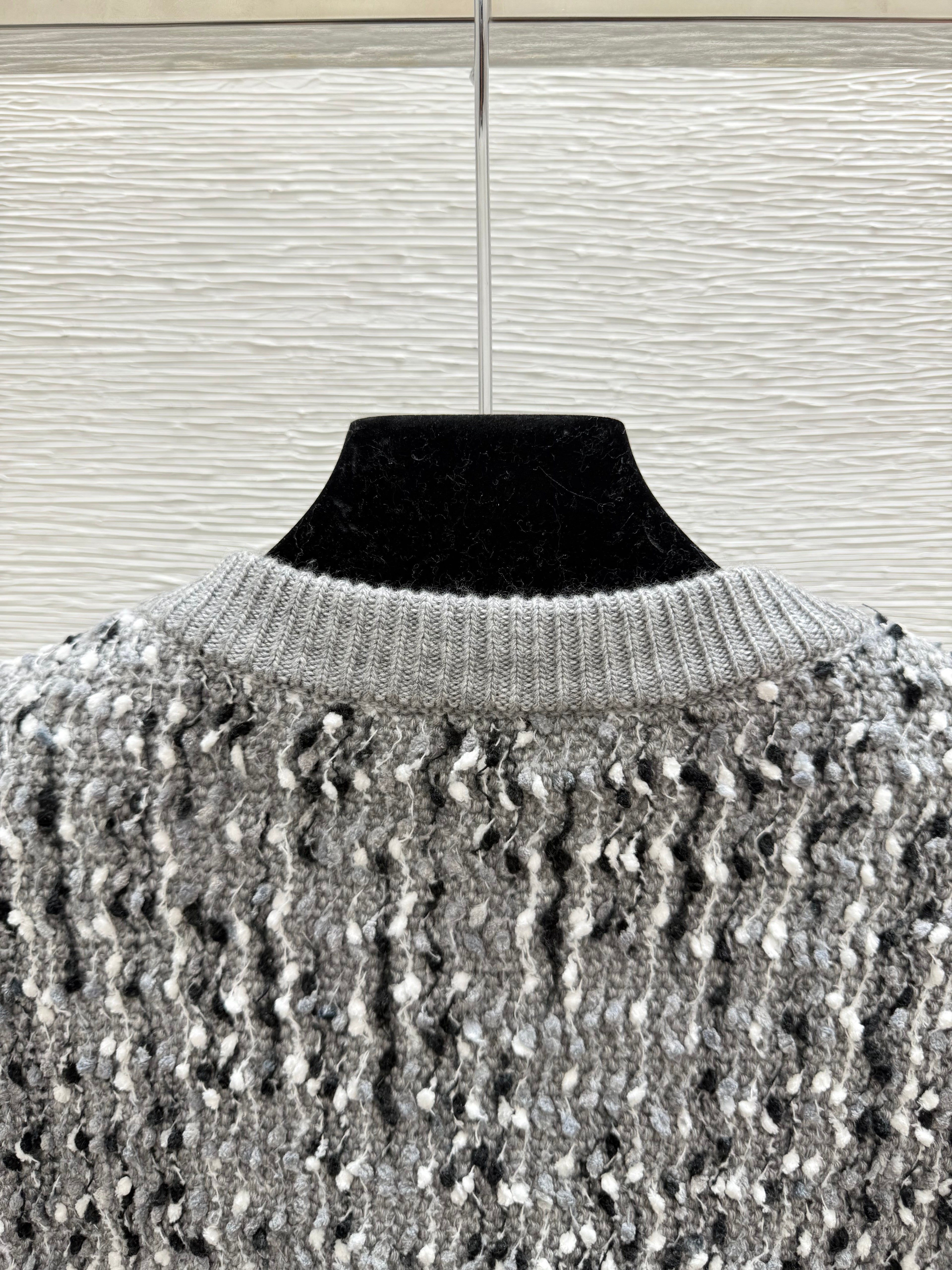 Contrast beaded crew neck knitted long-sleeved cardigan