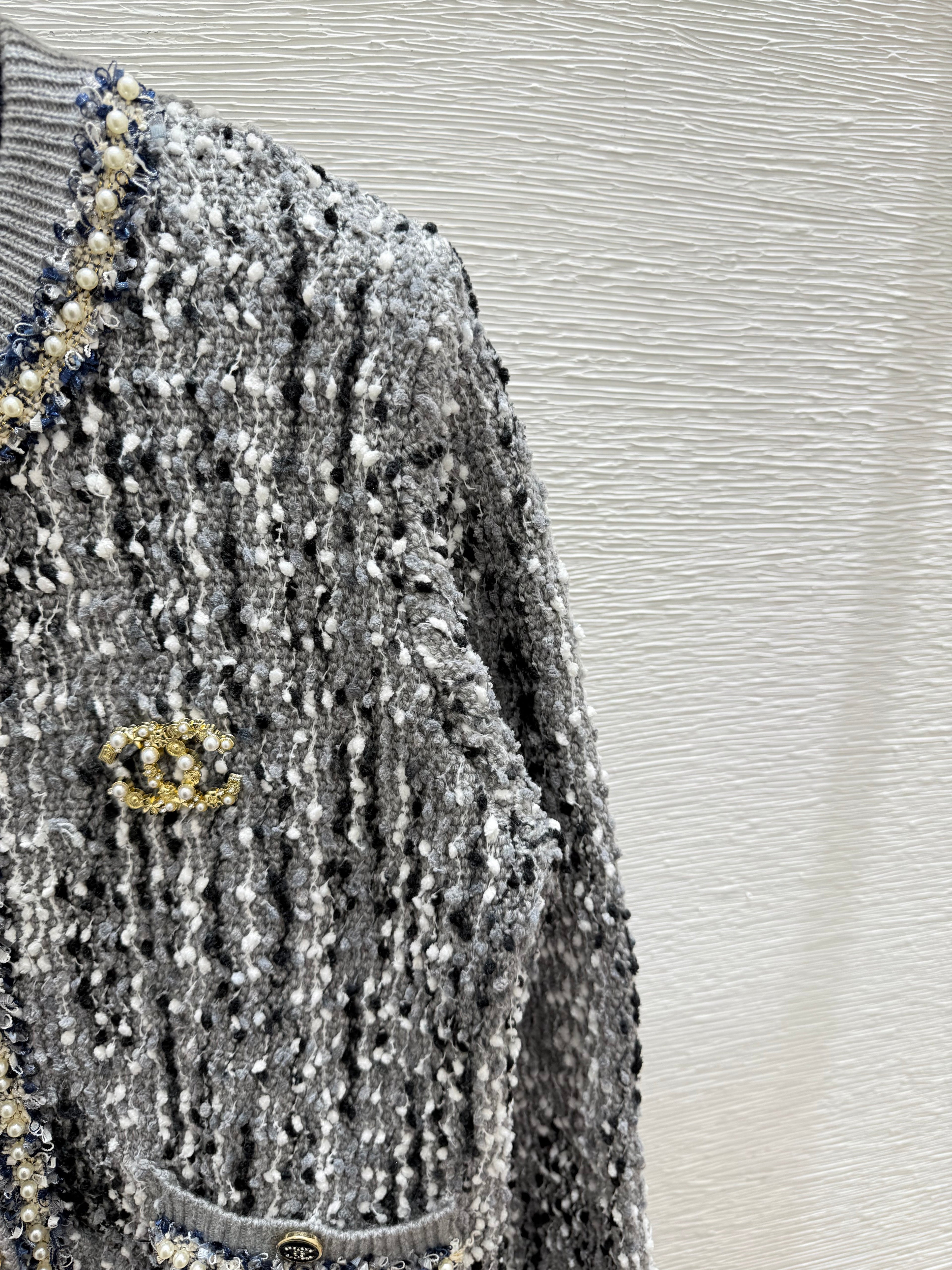 Contrast beaded crew neck knitted long-sleeved cardigan