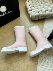 Seamless rain boots