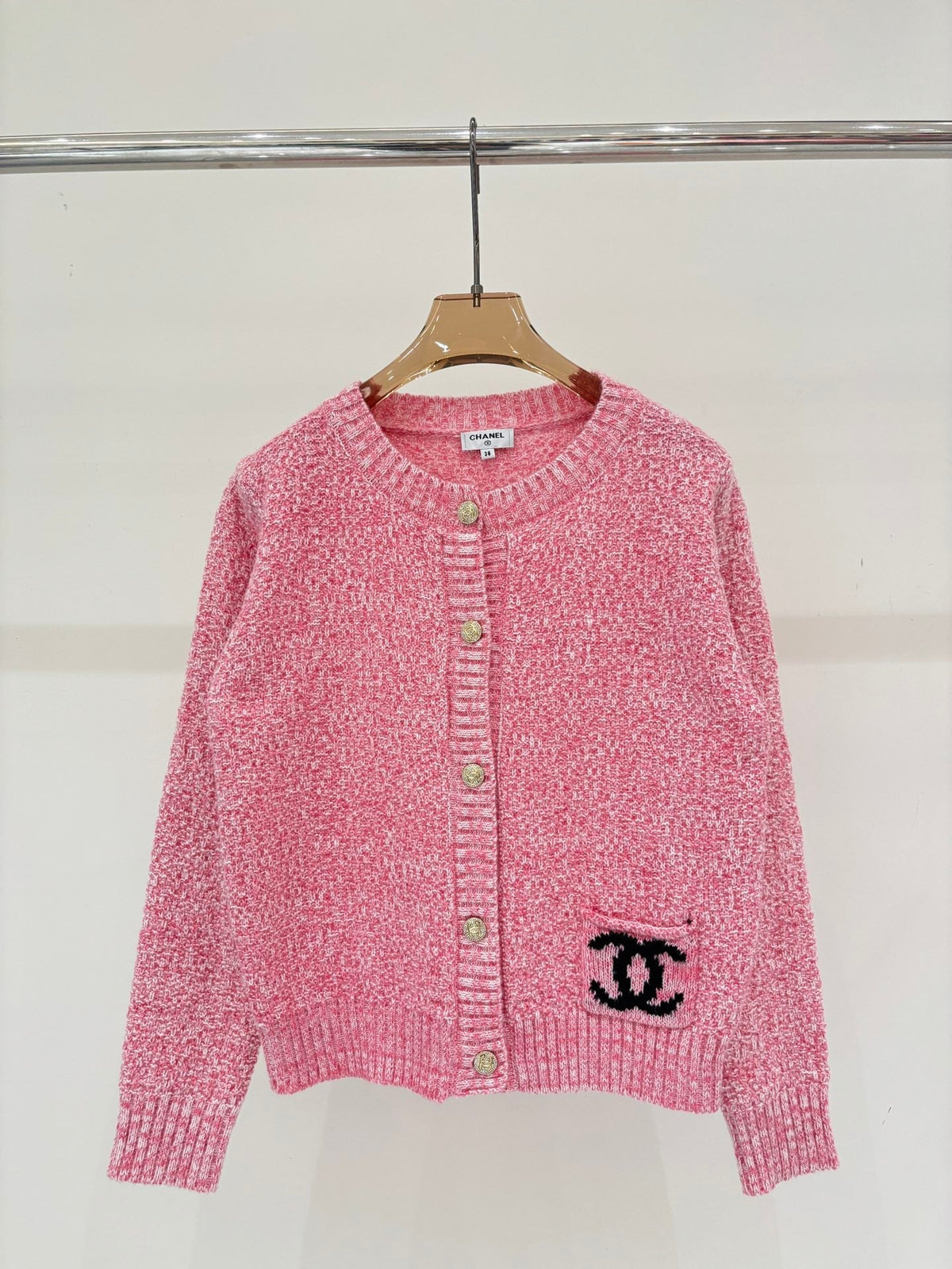 cardigan with small pockets at the hem