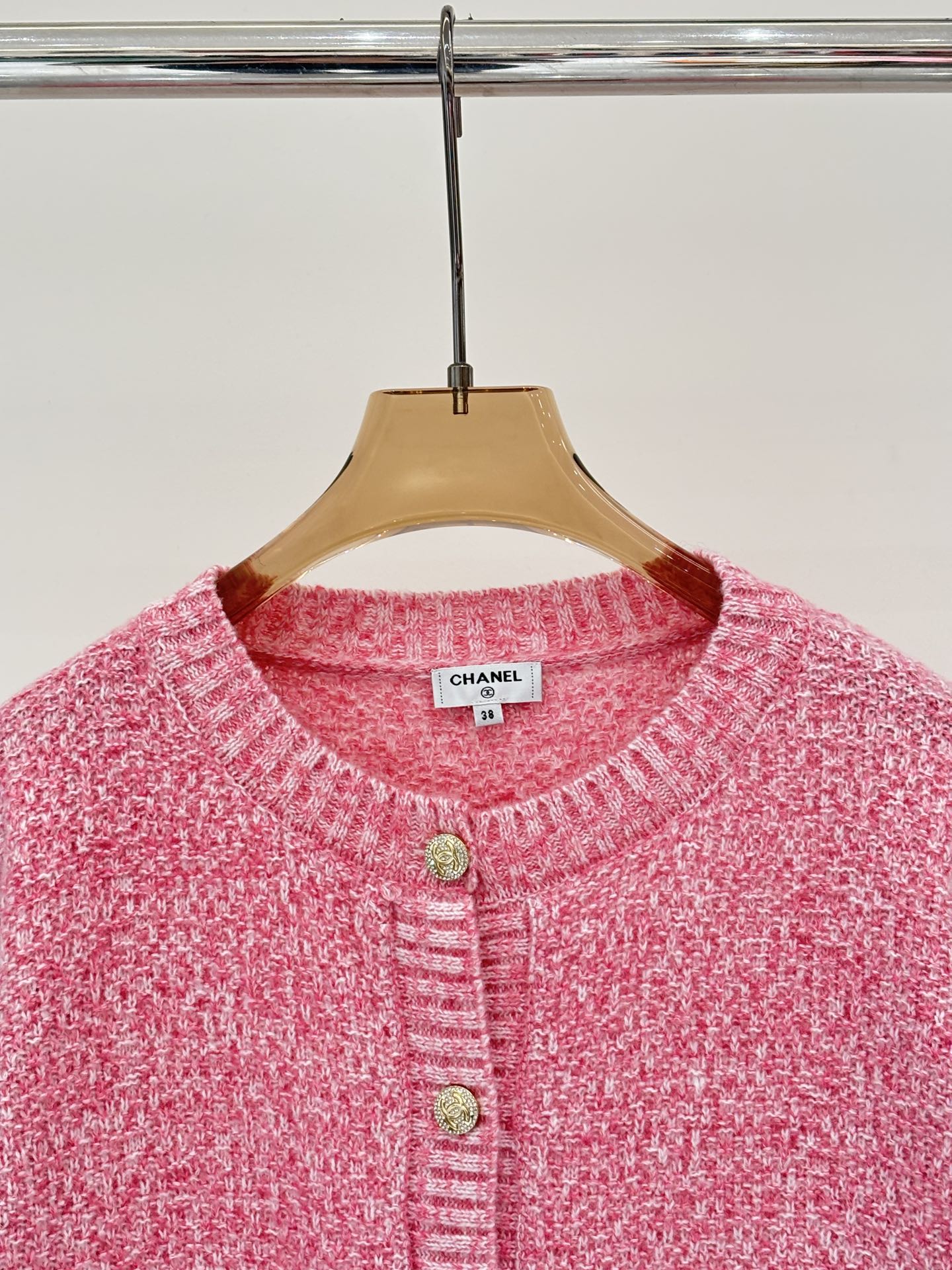 cardigan with small pockets at the hem