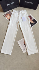 Versatile, minimalist casual jeans