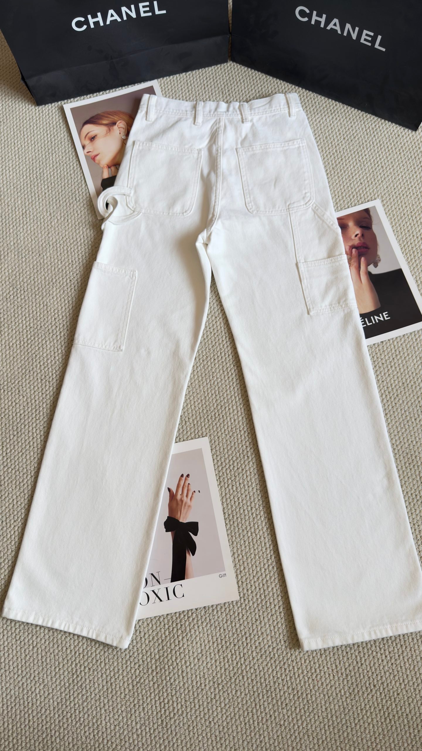Versatile, minimalist casual jeans