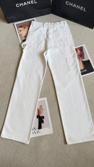 Versatile, minimalist casual jeans
