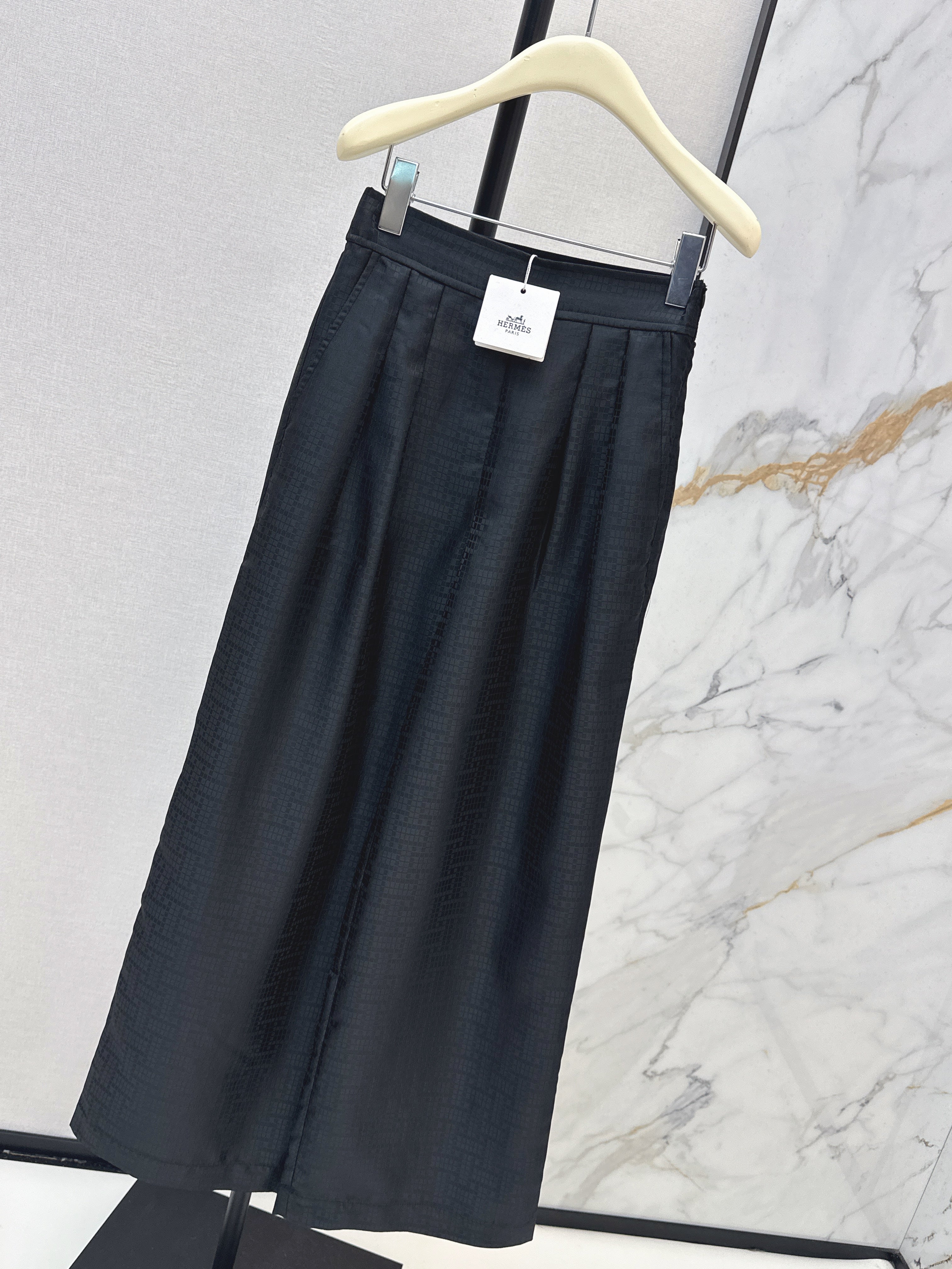High-waisted elasticated pleated cotton trousers