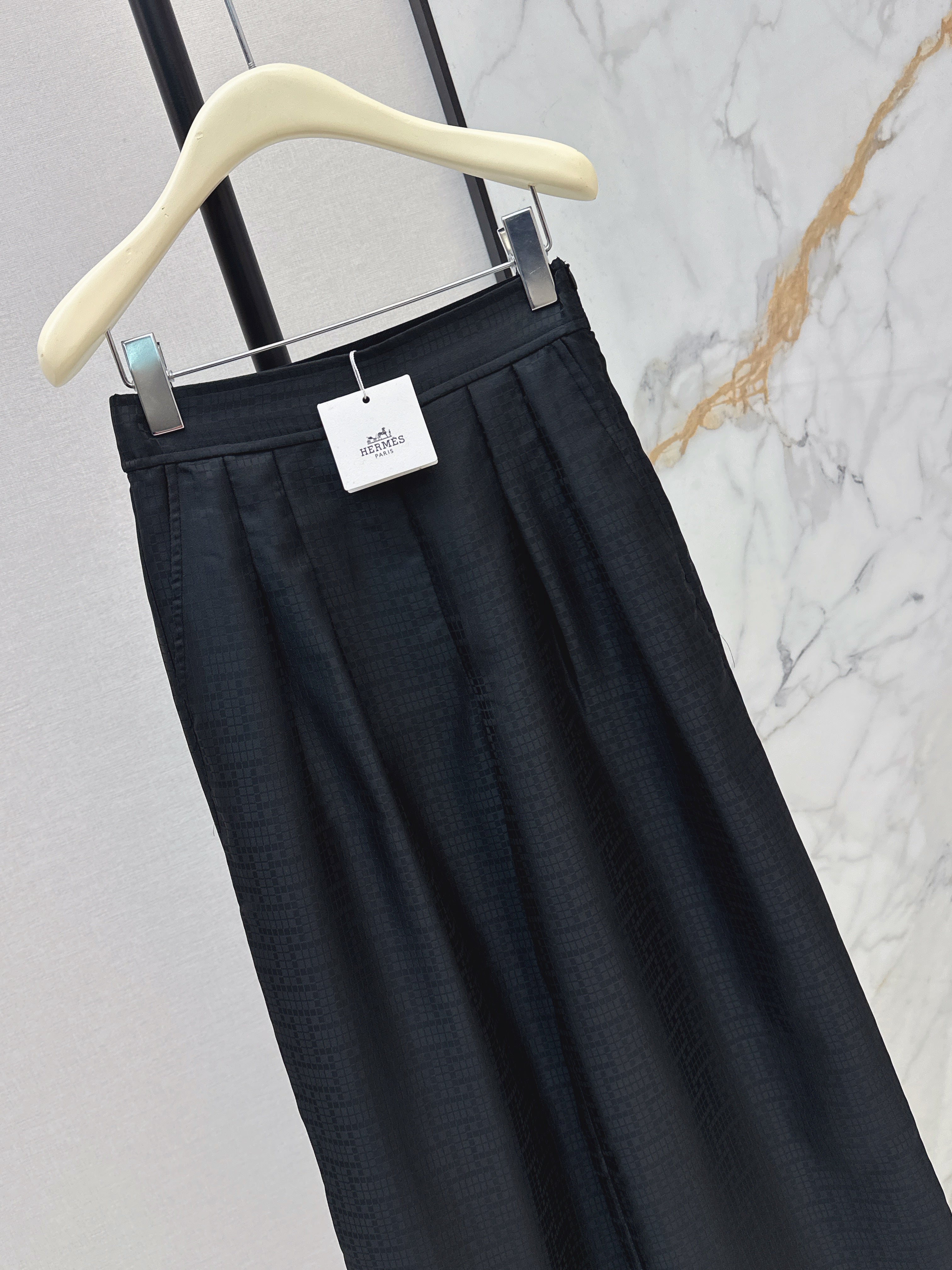 High-waisted elasticated pleated cotton trousers