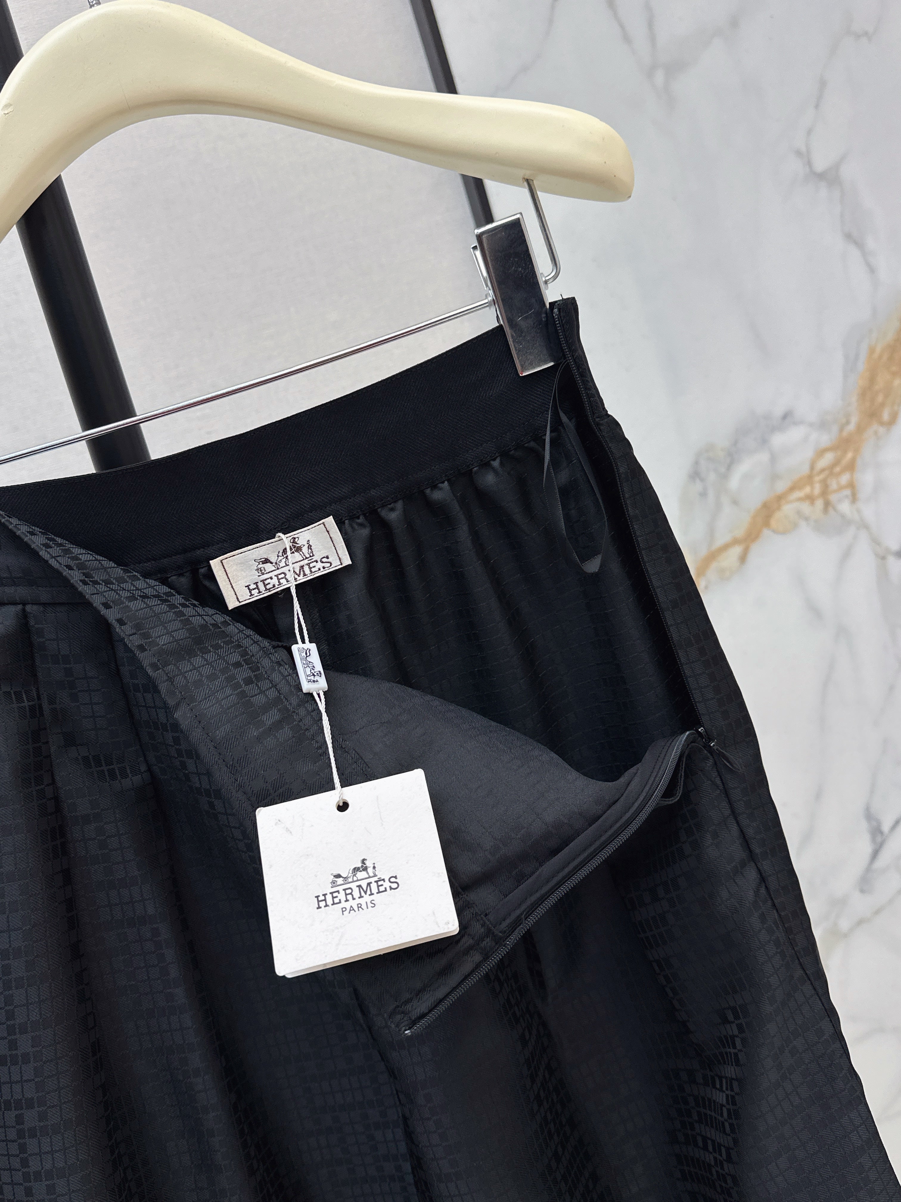 High-waisted elasticated pleated cotton trousers