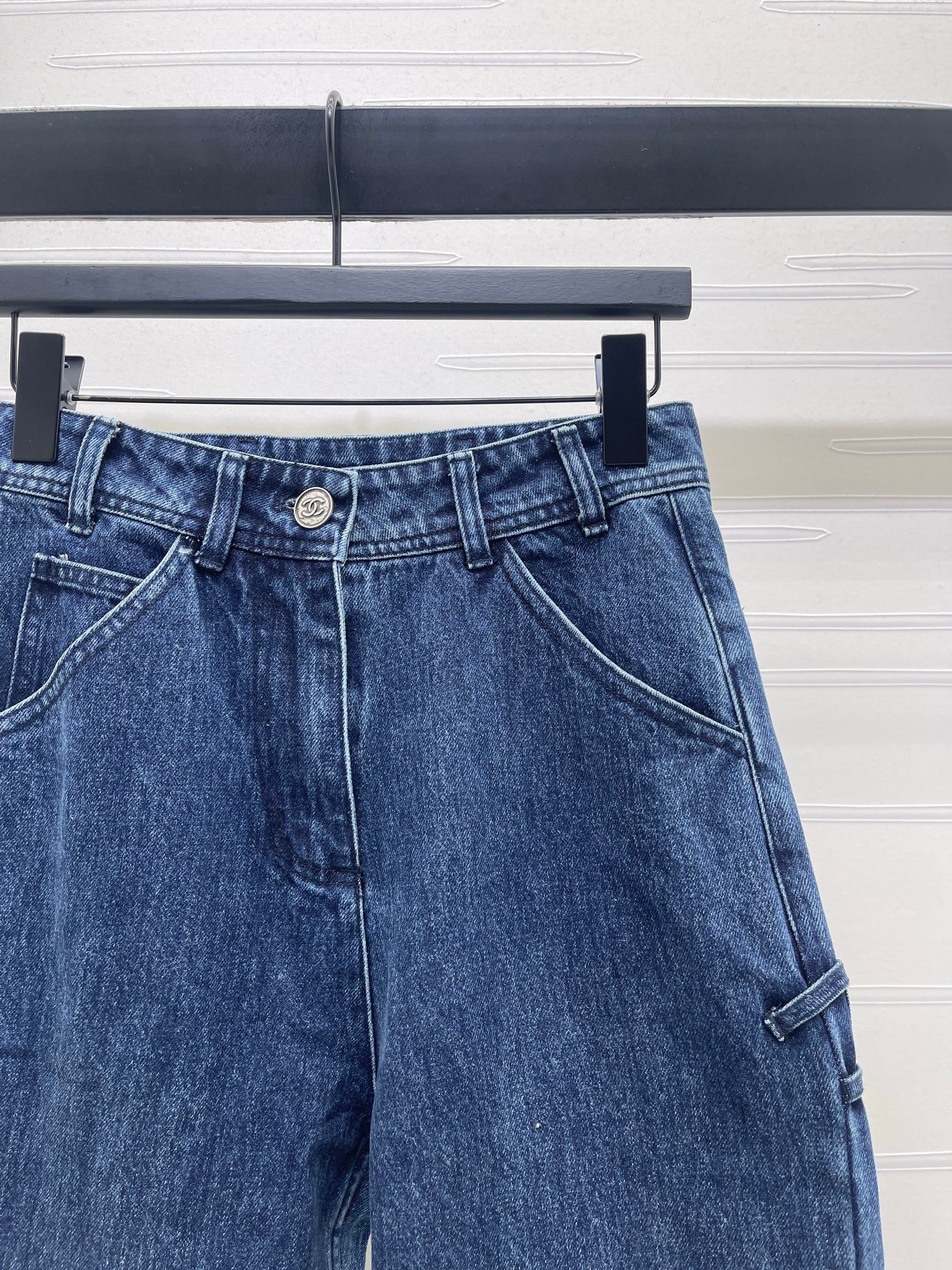 Vintage-style high-waisted jeans