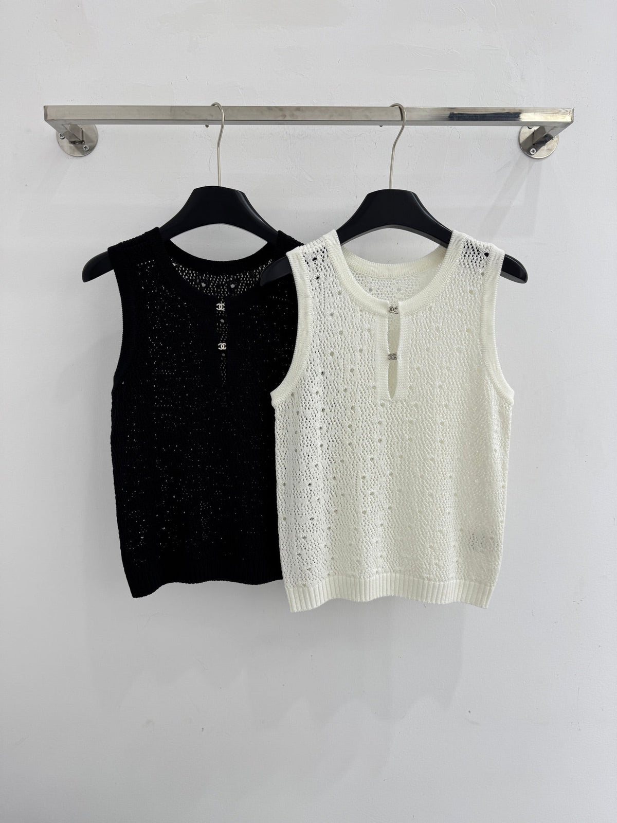 Hollow-out vest