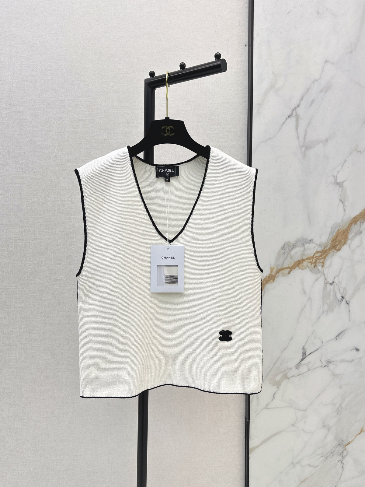 Color-blocked V-neck knit vest