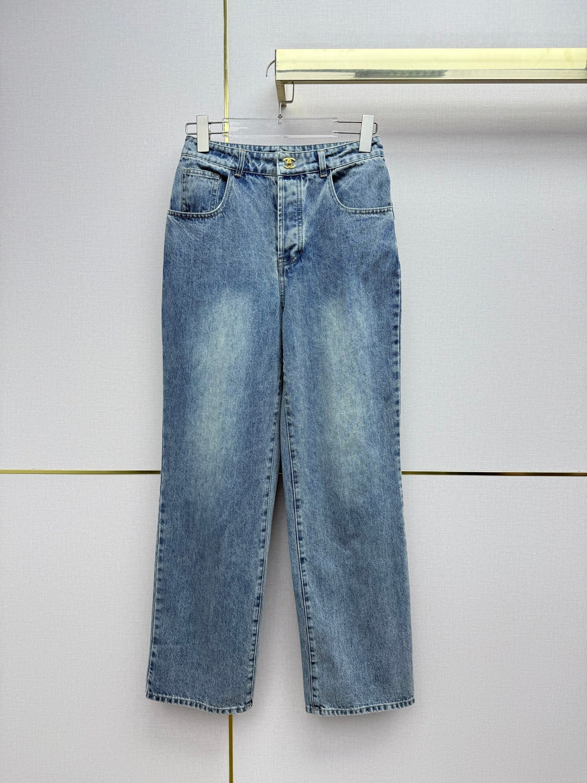 Straight-leg jeans with gold buttons