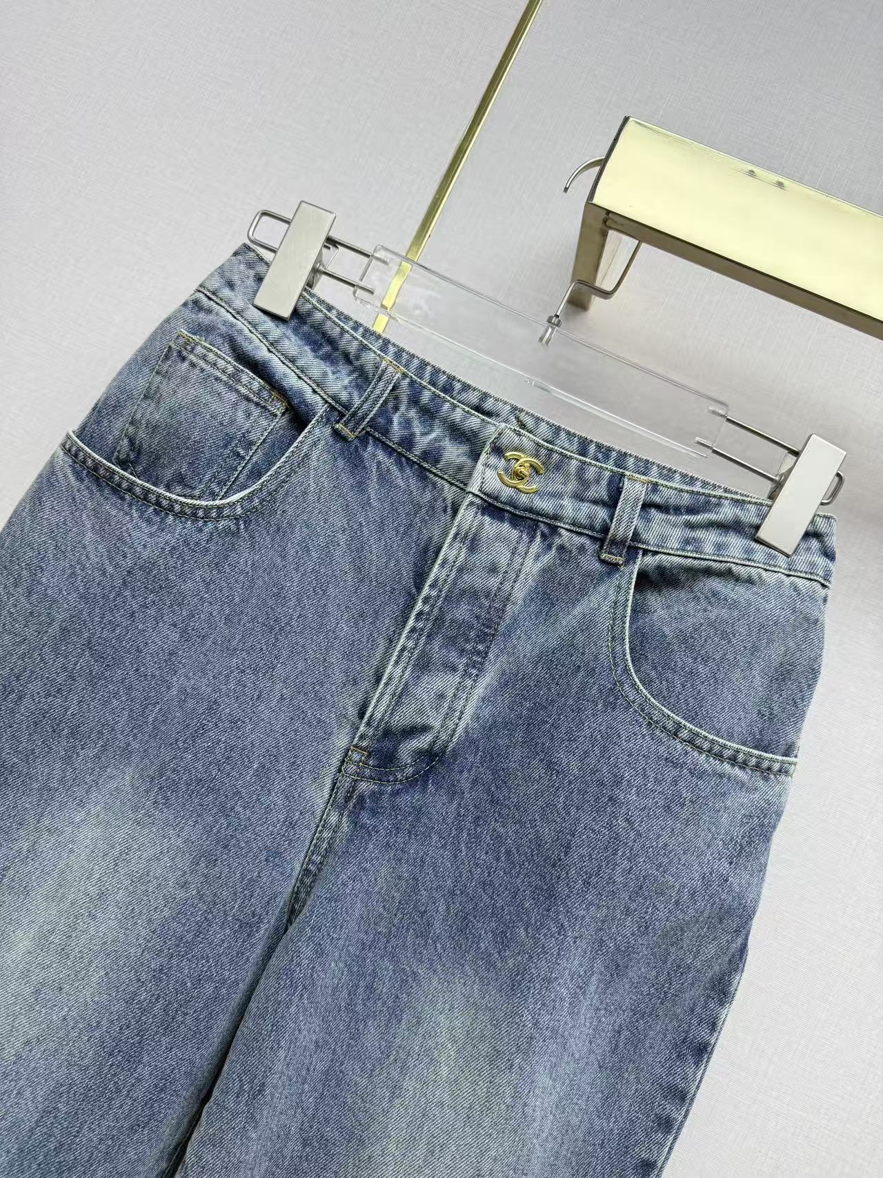 Straight-leg jeans with gold buttons