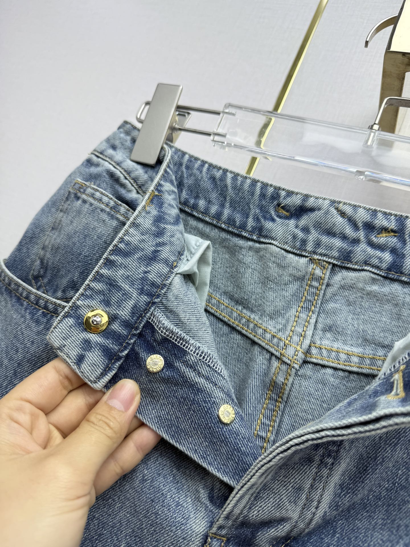 Straight-leg jeans with gold buttons