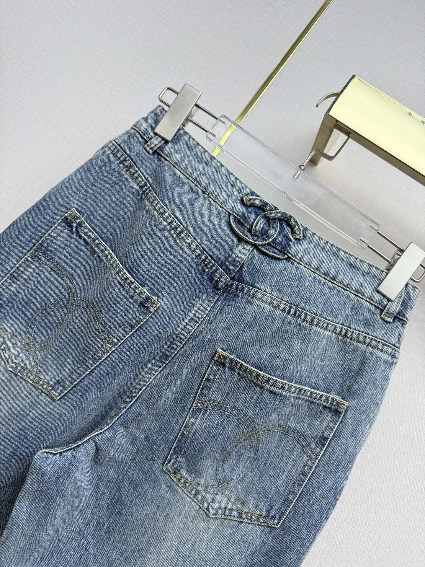 Straight-leg jeans with gold buttons