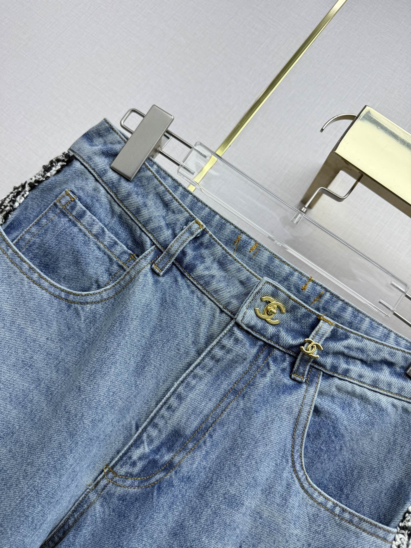 Straight-leg jeans with gold buttons