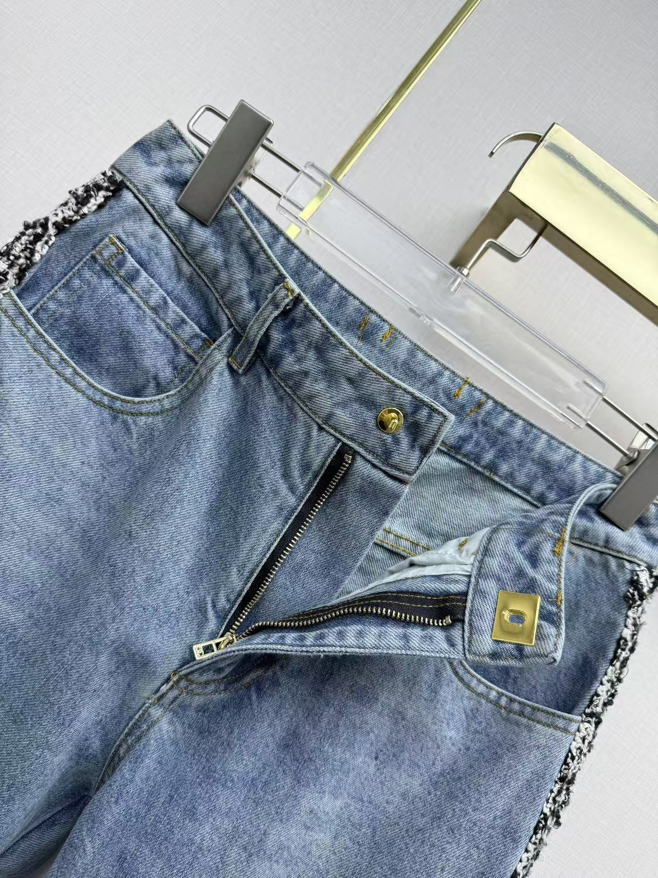 Straight-leg jeans with gold buttons