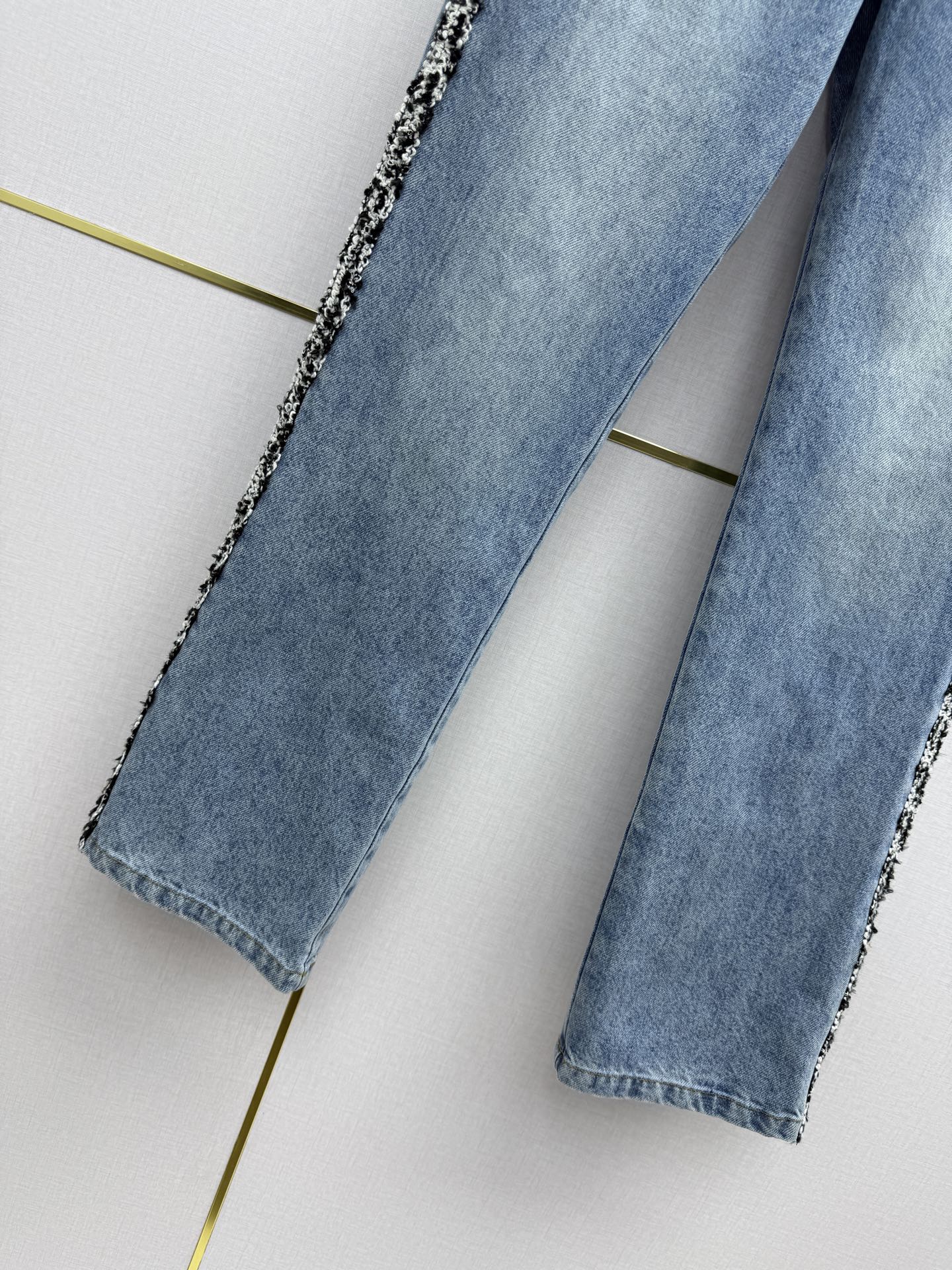 Straight-leg jeans with gold buttons