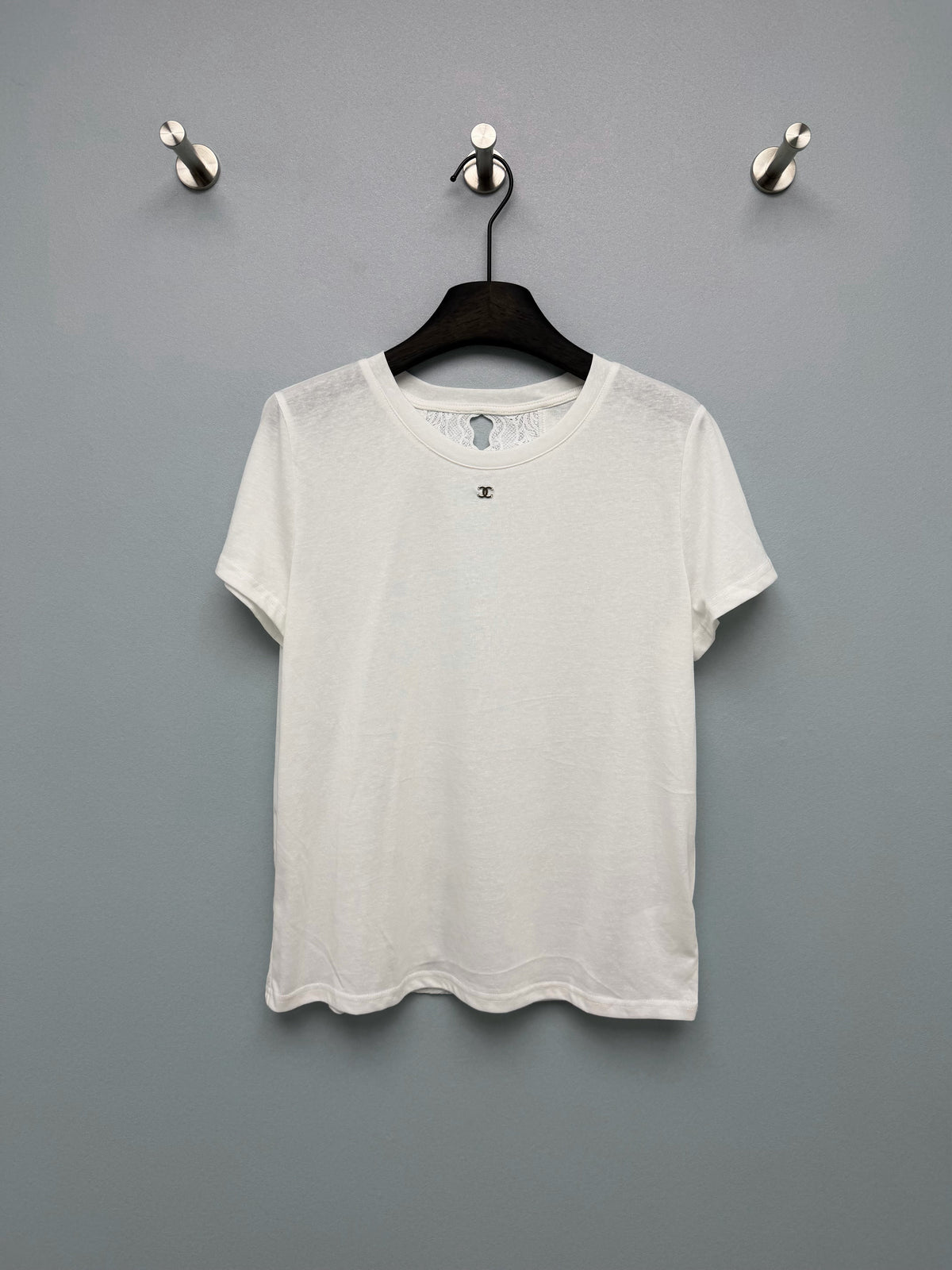 26 New Style: Short-Sleeve T-Shirt with Lace Cutout Back
