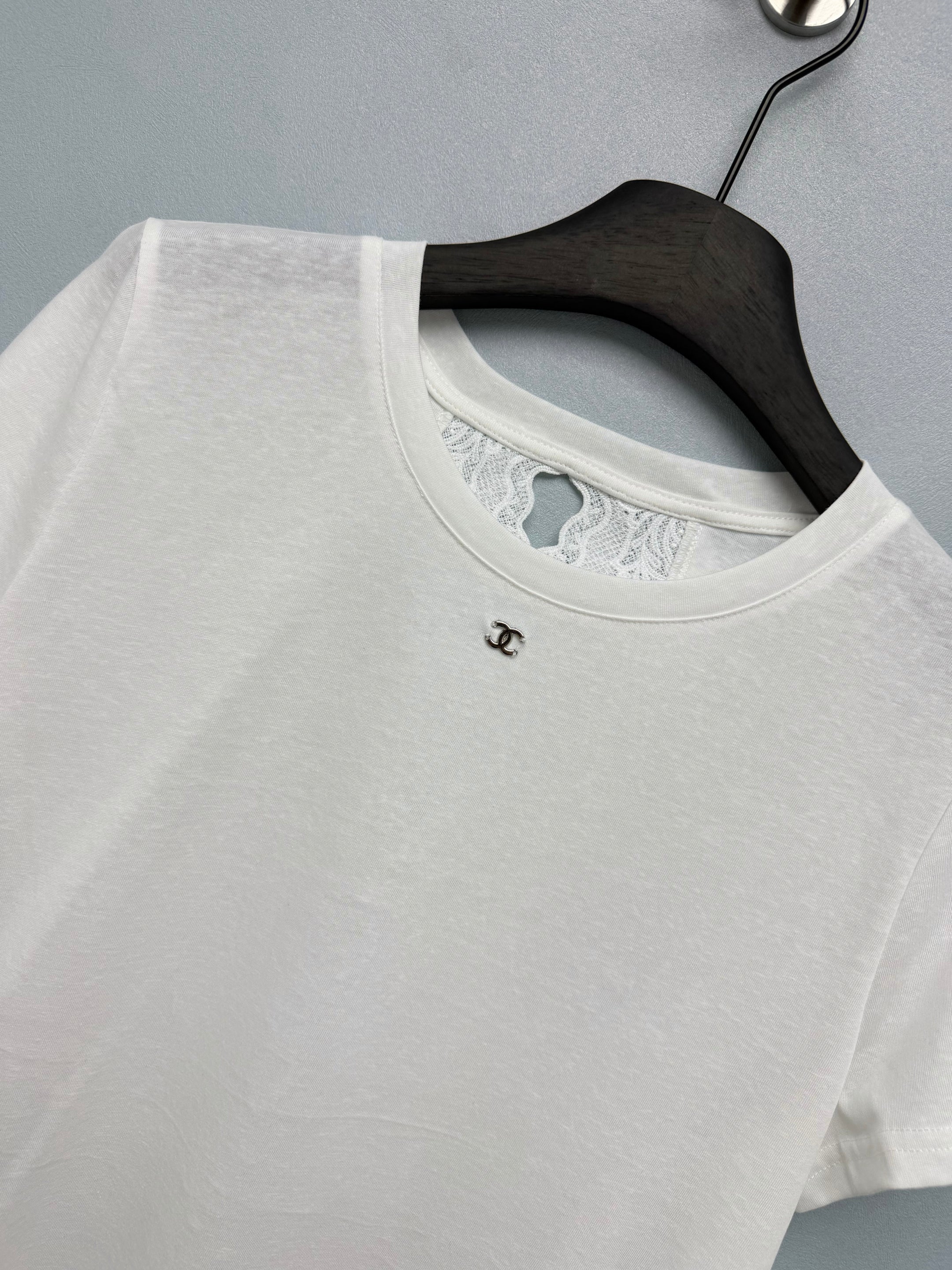 26 New Style: Short-Sleeve T-Shirt with Lace Cutout Back
