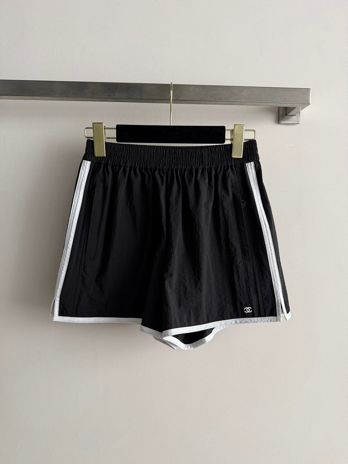 Black and white color-blocked short