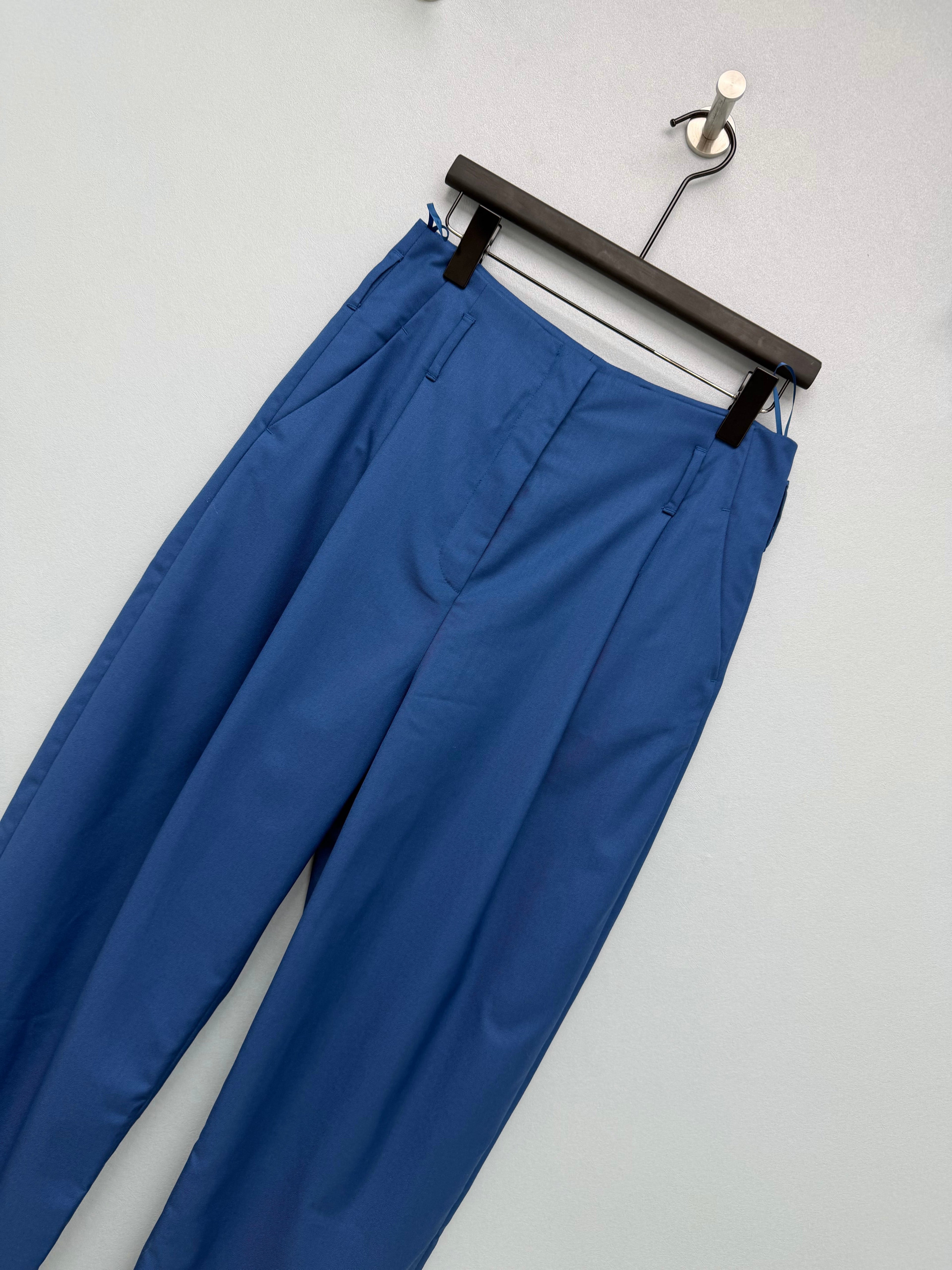 Chanel/High-Waisted Cropped Trousers with Cuffed Hems