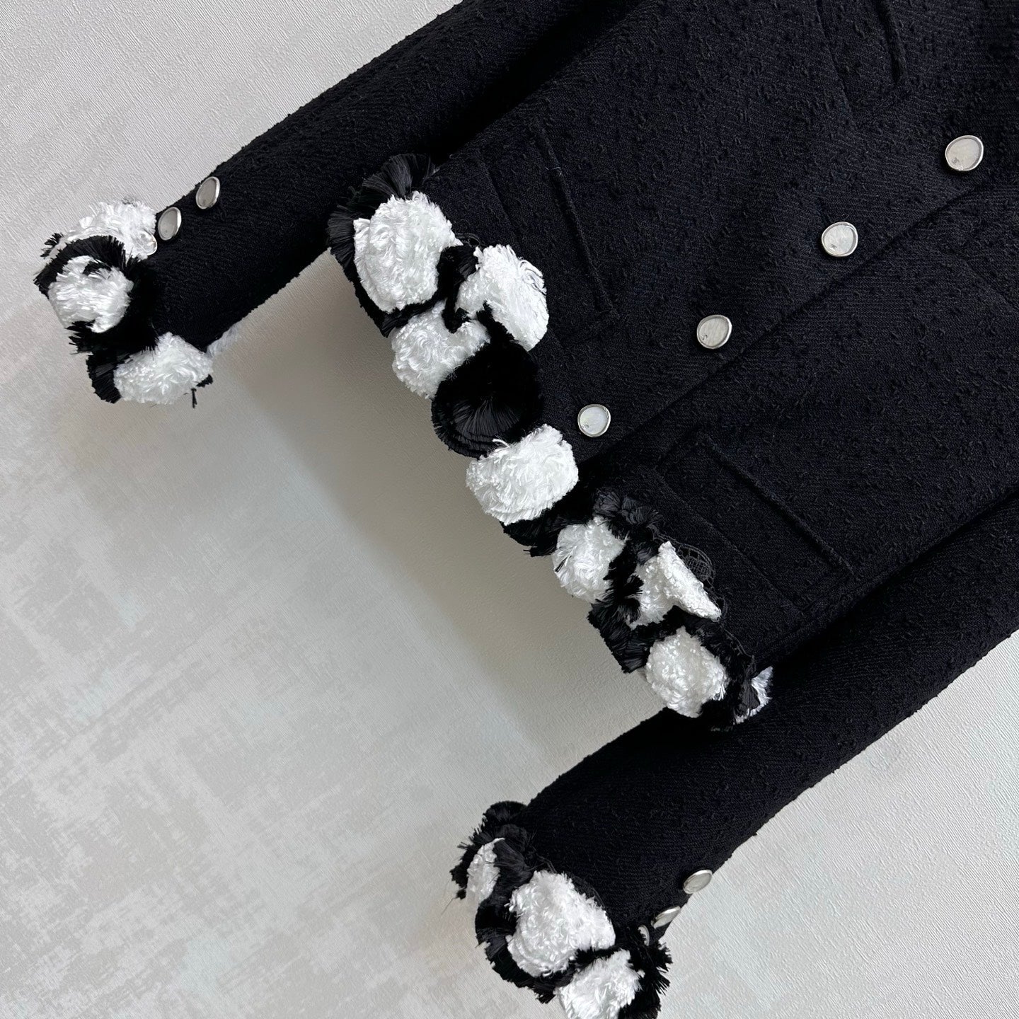 Chanel/Frayed-Edge Tweed Jacket