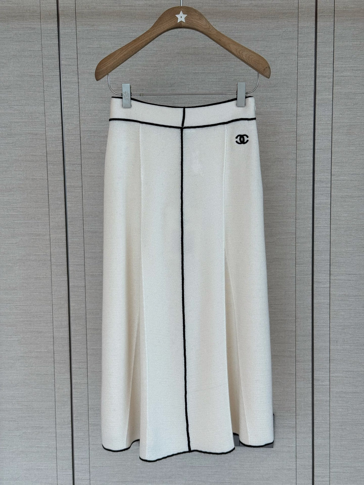 Short-sleeved knit top