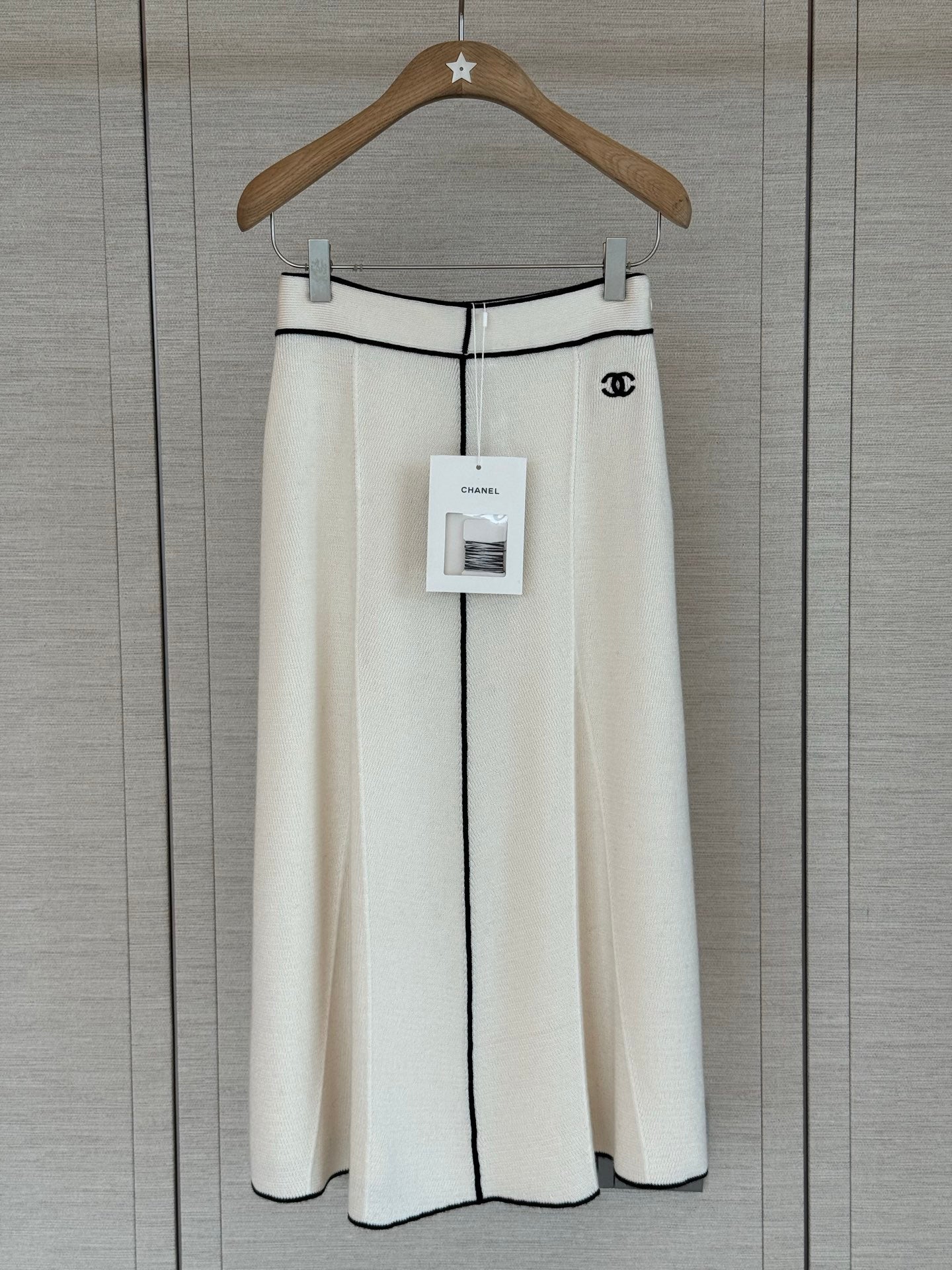Short-sleeved knit top