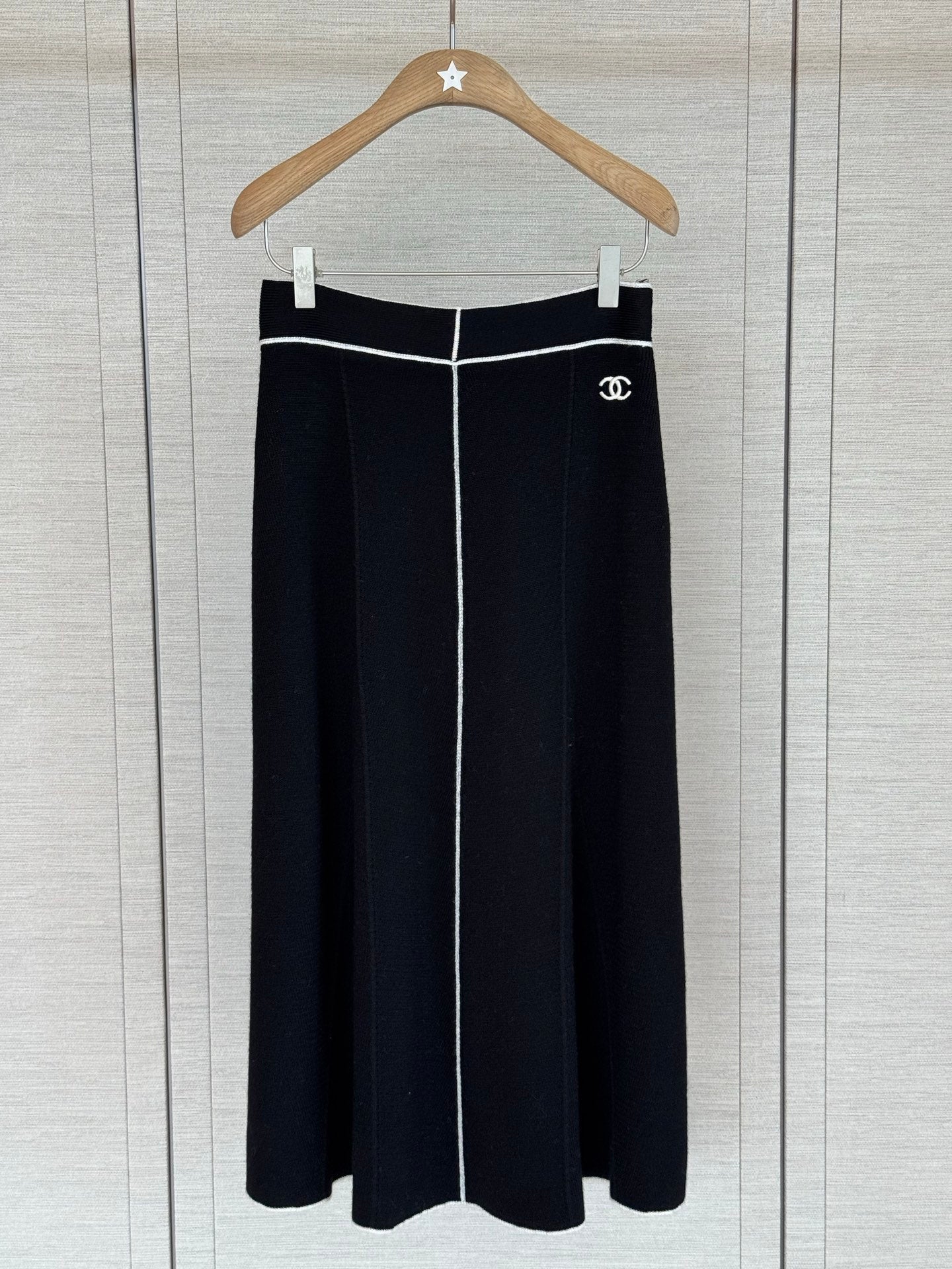 Short-sleeved knit top