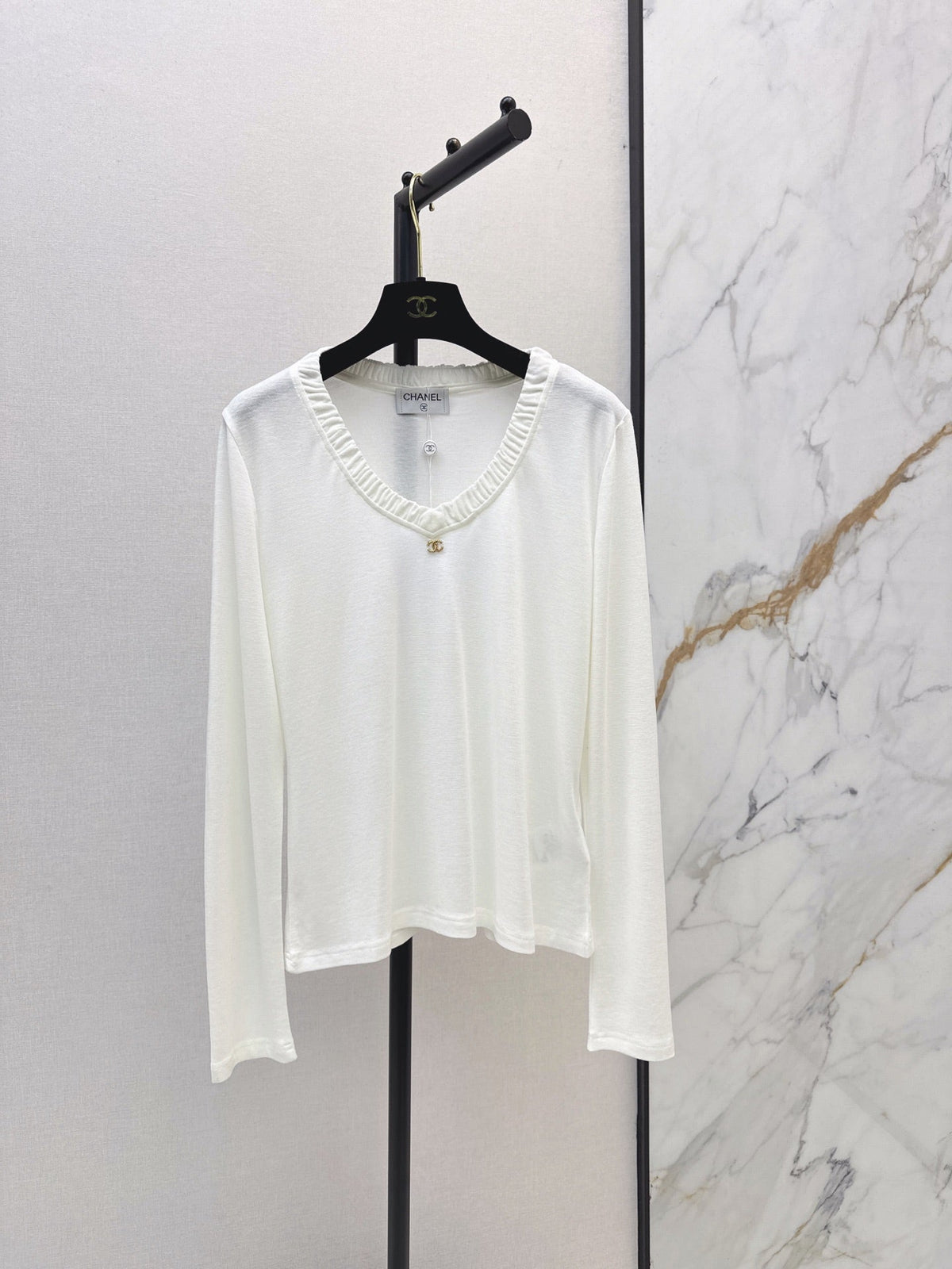 Chanel / 26 Early Autumn New V-Neck Base Shirt