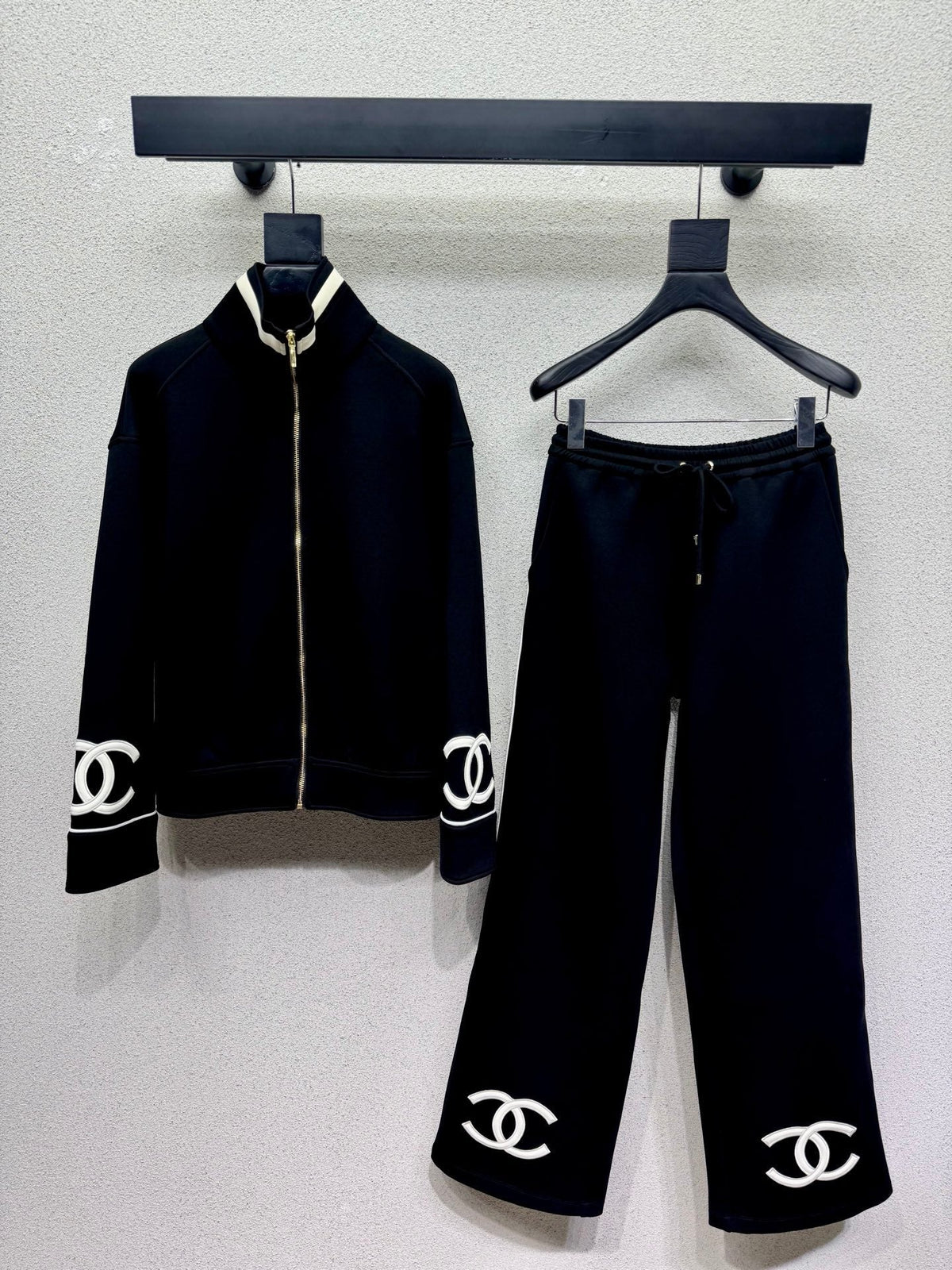Casual matching set with a bold logo.
