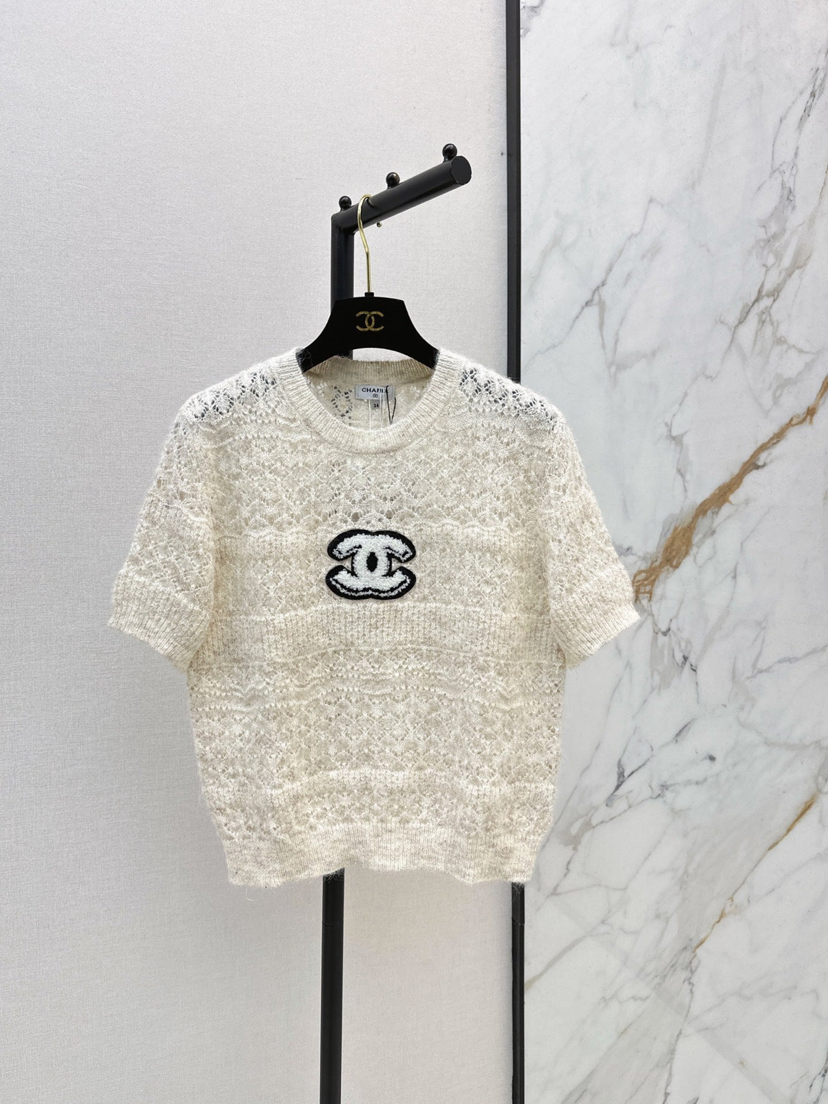 Chanel / 26 Early Autumn Latest Hollow-Out Short Knit Top