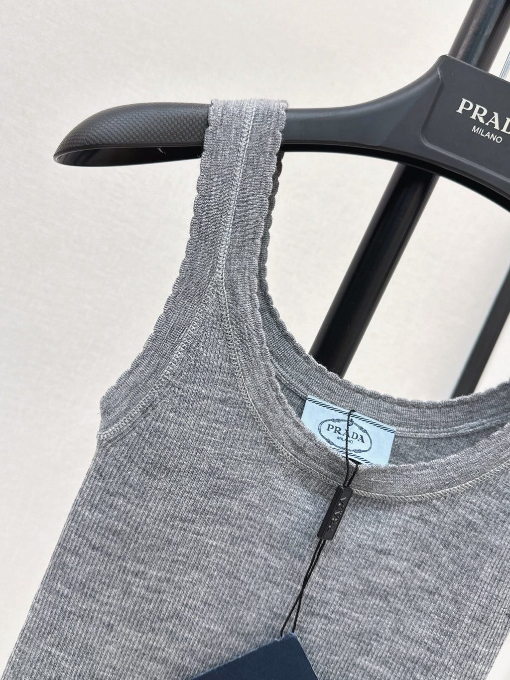 Prada/26New Early-Autumn Versatile Slim-Fit Knit Vest