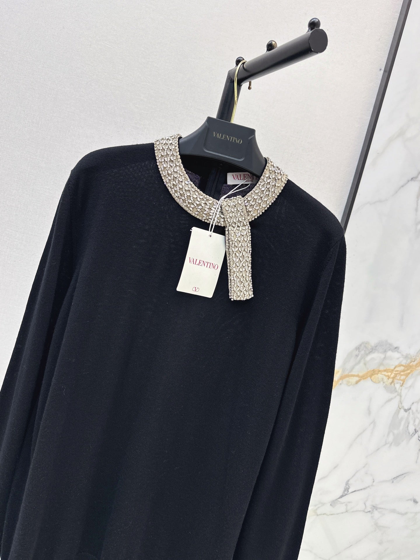 Valentino/26Latest Autumn/Winter Knit Top with Rhinestone & Bead-Embellished Bow Collar
