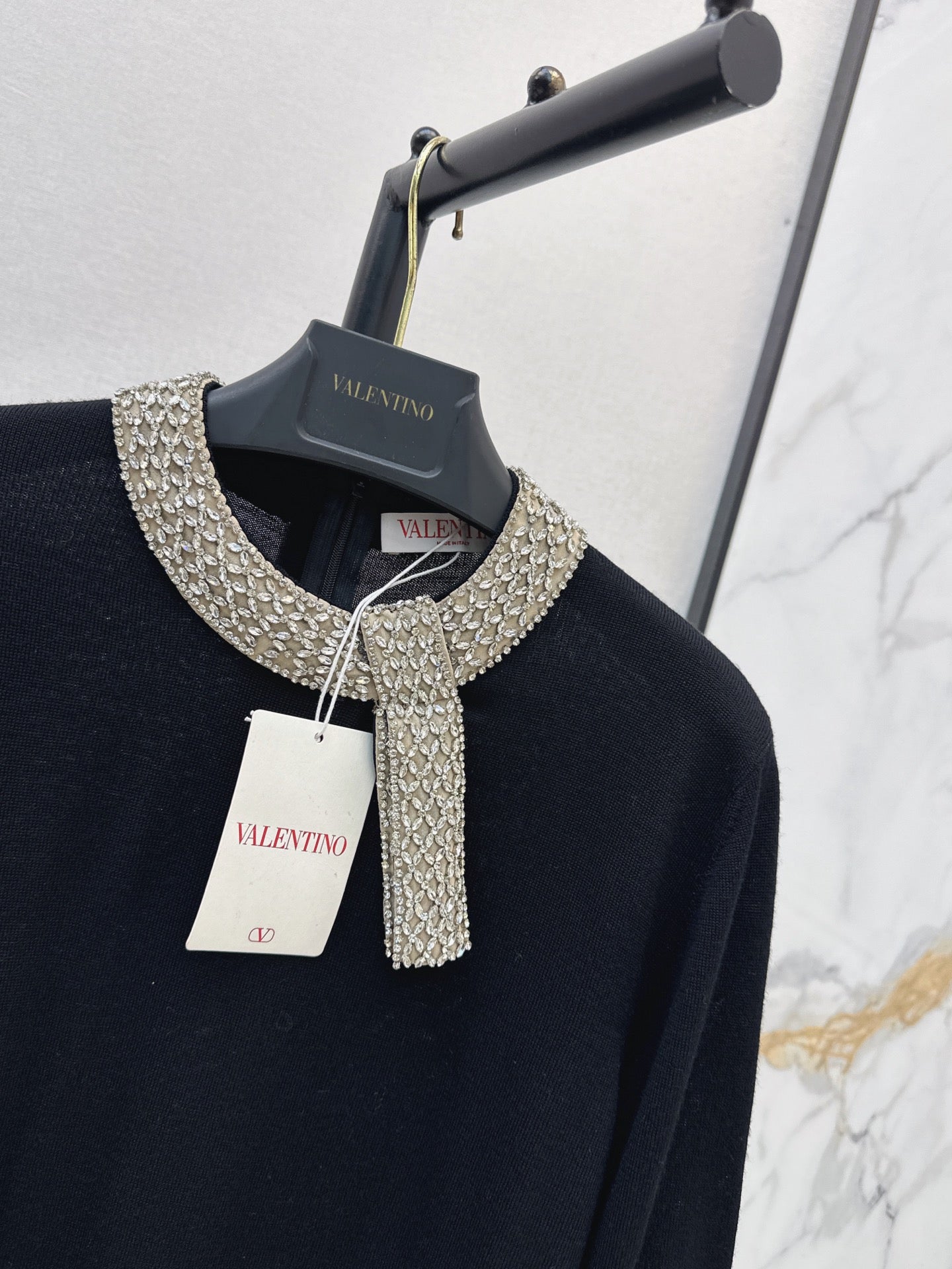 Valentino/26Latest Autumn/Winter Knit Top with Rhinestone & Bead-Embellished Bow Collar