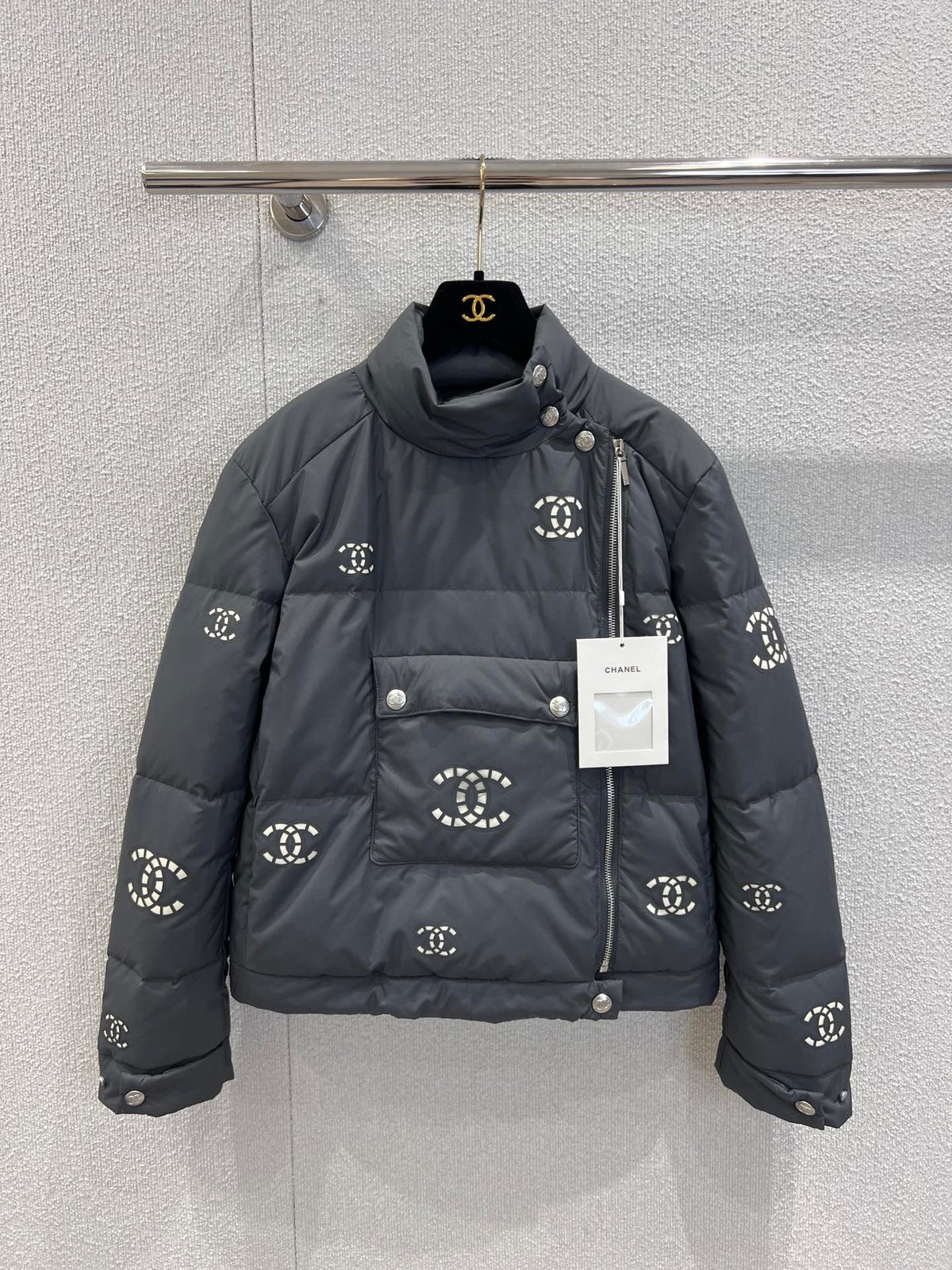 Hollowed-out, seam-sealed short down jacket