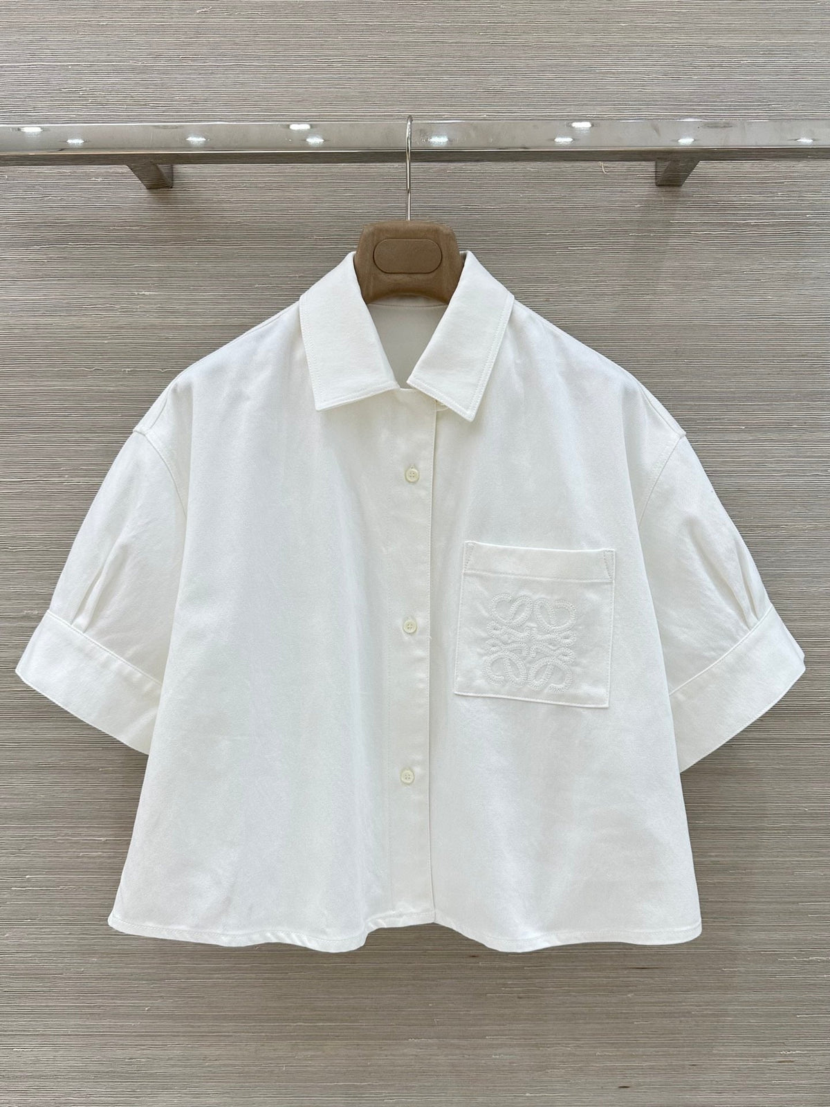 Short-sleeved white shirt