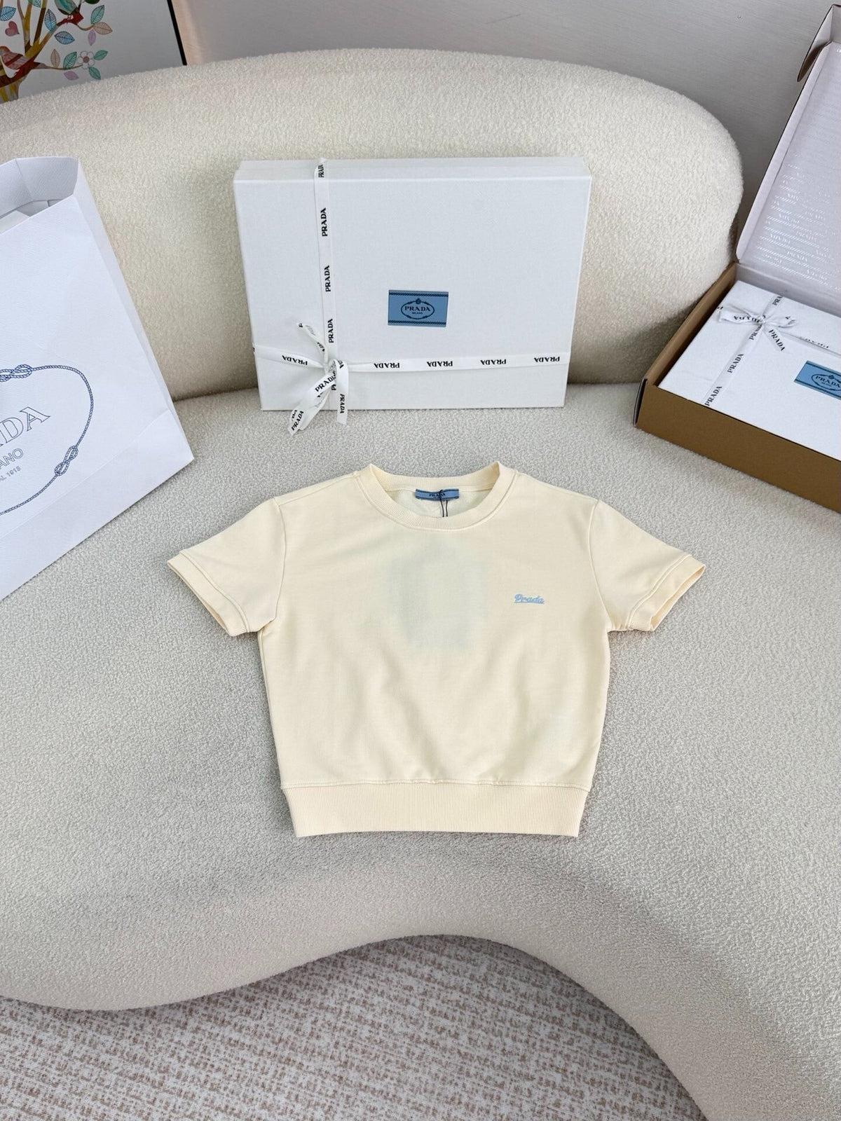 Creamy yellow simple short-sleeved shirt