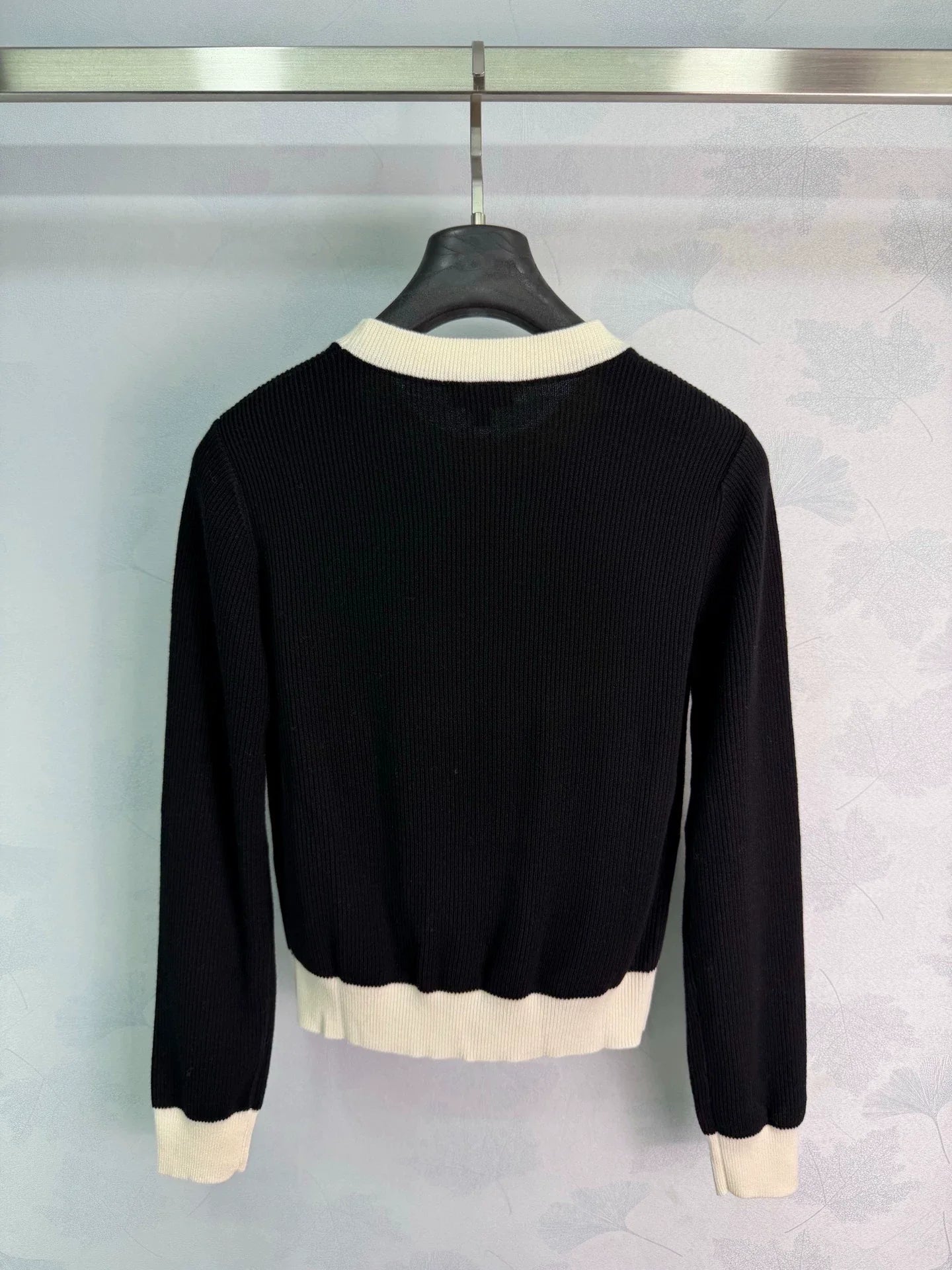 Chanel / 26 Early Autumn New Classic Black and White Contrast Knit Sweater