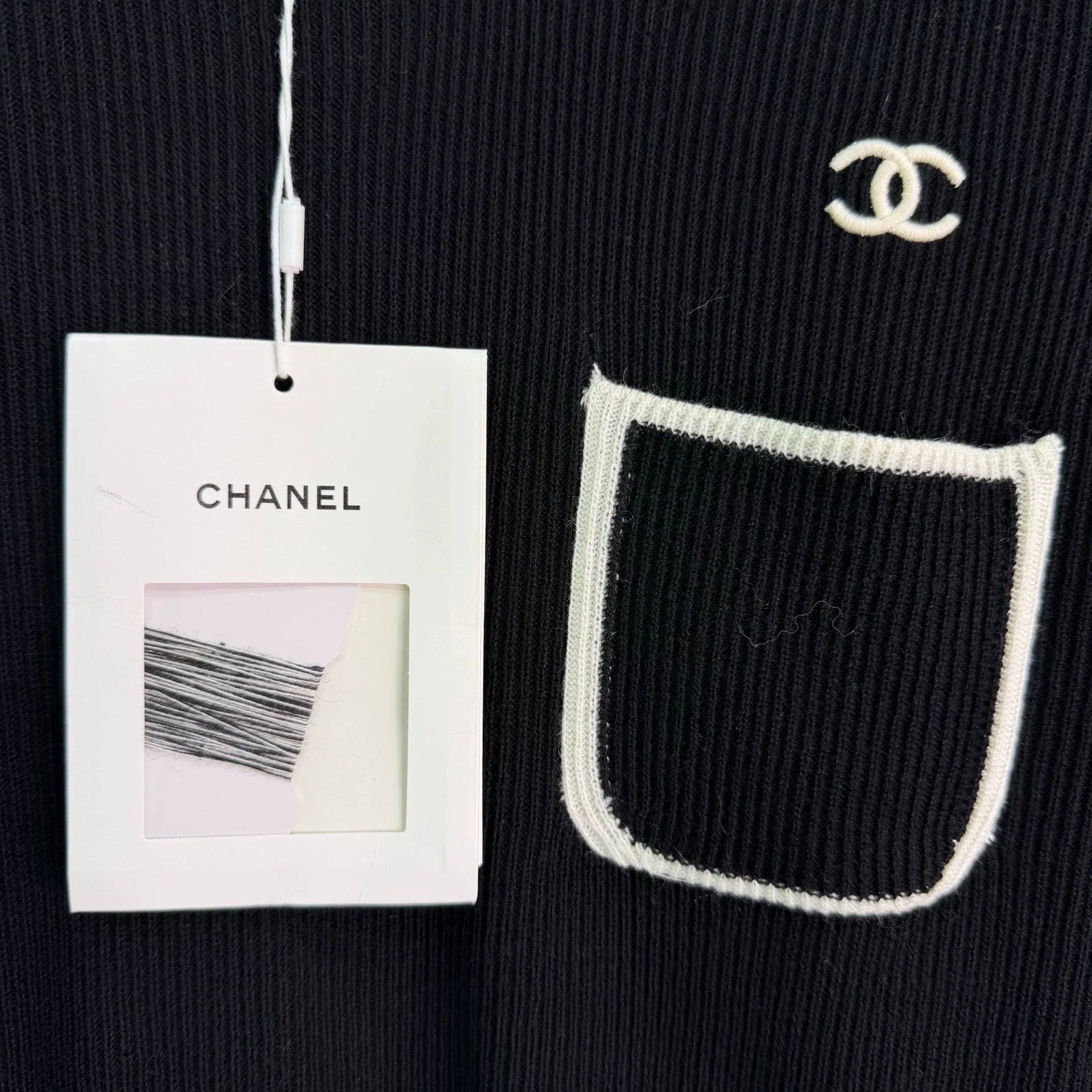 Chanel / 26 Early Autumn New Classic Black and White Contrast Knit Sweater